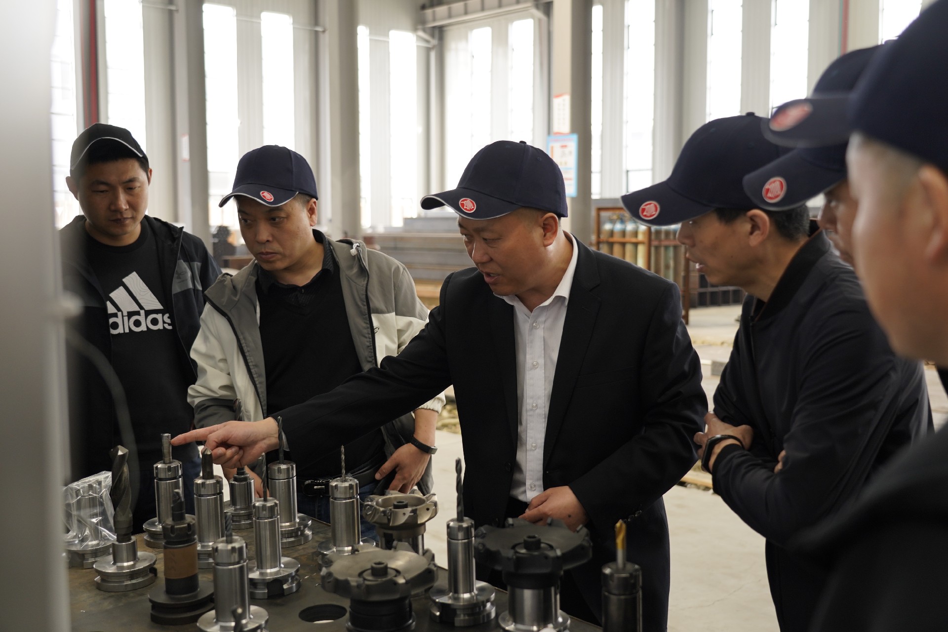 TP01972__20240411臺威崔總帶中國一重集團有限公司客戶驗廠員工向客戶介紹刀具近景.JPG