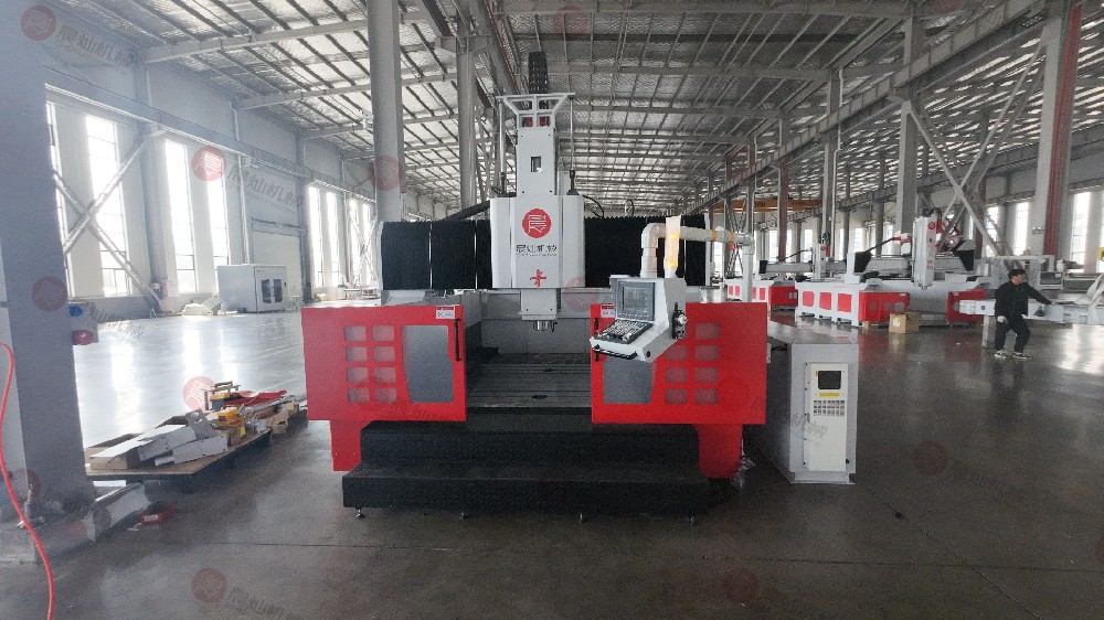 SM2020三軸鋁模加工中心_設備外觀_正面中景_白天__實拍__橫屏__TP07508.JPG