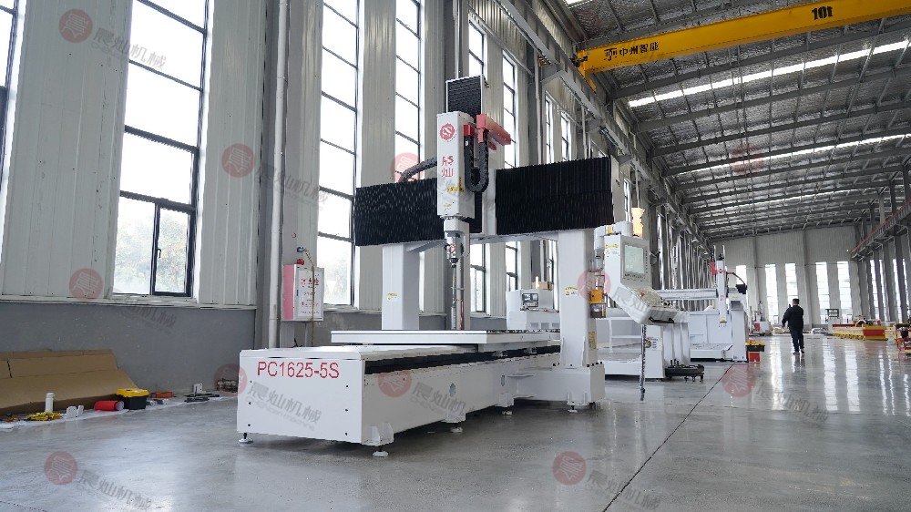 PC1625-5S定梁動臺五軸龍門加工中心_右前視圖_側面中景_白天__實拍__橫屏__TP05669.JPG